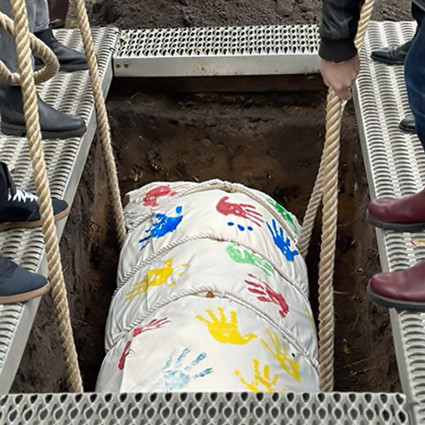 Einbringung der Erde auf dem Friedhof