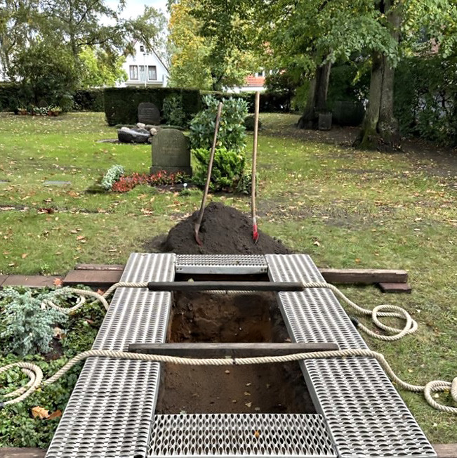 Ausgehobenend Reerdigungsgrab auf dem Friedhof