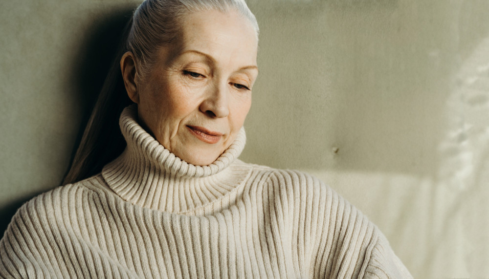 Frau die an ihre Vorsorge denkt